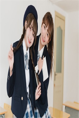 安倍遗体内容 妻子穿白衣低头坐车中-安倍遗体运送画面